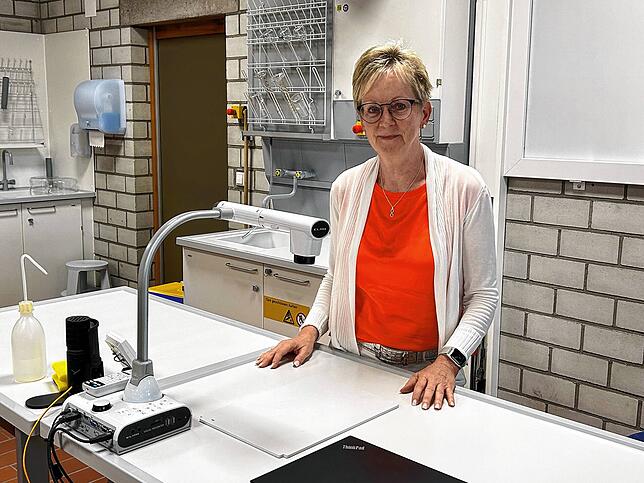 Im Chemiesaal der Albert-Schweitzer-Schule: Barbara Hendricks-Kaiser erinnert sich gern an die Anfänge ihrer beruflichen Laufbahn.