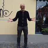 Tobias Bücklein ist Kabarettist und Moderator und lebt in Konstanz.