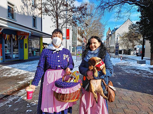 Christine Witzke und Kerstin Hübner von der Poppele-Zunft gehen im Häs Gassi.