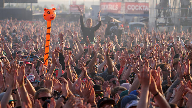 Tausende Rockfans tanzten dieses Jahr bei "Rock am Ring". Ähnliche Szenen wird es bestimmt auch beim "Glücksgefühle-Festival" 2023 ...