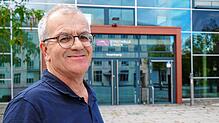 Roland Frank vor der Stadthalle in Singen. Der Geschäftsführer der KTS hat nun angekündigt, im kommenden Jahr in Ruhestand zu gehen.