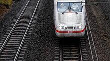 Ein ICE fährt über die Bahnstrecke Hannover-Göttingen. (Symbolbild) In Rastatt hat ein betrunkener Lokführer einen Zug mit drei Waggons ...
