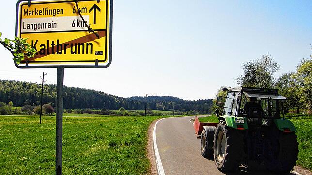 Nördlich der schmalen Kreisstraße (im Bild rechts) von Kaltbrunn zum Wildpark und nach Markelfingen plant der Landkreis einen Radweg. ...