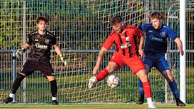 Chance zum Sieg: Bei seinem Comeback wäre David Bosek (Mitte, gegen Abwehrspieler Lando Suckau und Torwart Jannik Pemberger) fast das ...