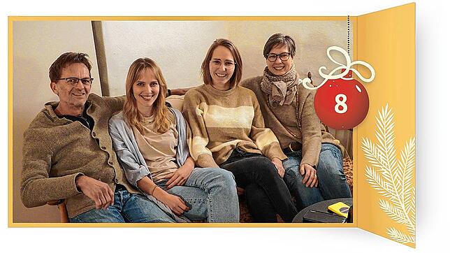 Diese vier leben im Schloss Blumenfeld: Wie verbringen (von links) Thomas Blennemann, Alica Clemens, Nadja Kögel und Cosima-Simona ...