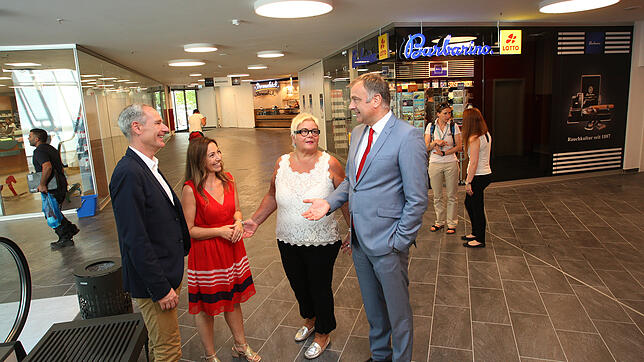 Hausführung am Tag vor der Neueröffnung des Seerhein-Centers: Baubürgermeister Karl Langensteiner-Schönborn, die Center-Managerinnen ...