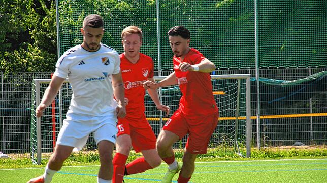 Marc Rohrer (Bildmitte) und Batuhan Bak (rechts) versuchen, den Laufenburger Jonas Gläsemann am Spielaufbau zu hindern.