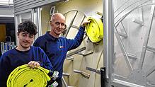 Leon Paolo (links) und Ralf Mutter stellen bei der Feuerwehr Bad Säckingen mit der Schlauchpflegeanlage den einwandfreien Zustand der ...