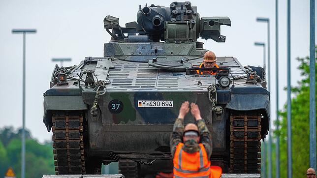 Soldaten des Logistikbataillons 171 „Sachsen-Anhalt“ fahren einen Panzer vom Typ Marder von einem Zug.
