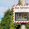 Hier wird die nackte Wahrheit über die gefahrene Geschwindigkeit angezeigt. Ein Smiley ist da wesentlich freundlicher, aber in der ...