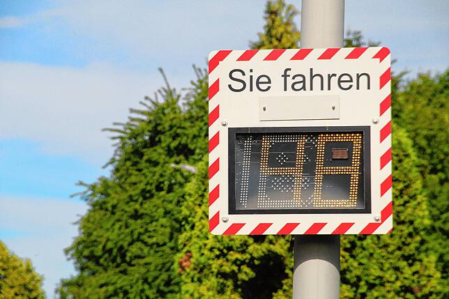 Hier wird die nackte Wahrheit über die gefahrene Geschwindigkeit angezeigt. Ein Smiley ist da wesentlich freundlicher, aber in der ...