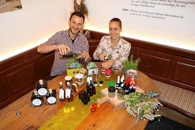 Marc Meßmer probiert den blauen Gin, Anna demonstriert ihre Naturkosmetik.
