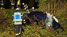 Rettungskräfte der Feuerwehr sind an einer Unfallstelle im Einsatz.