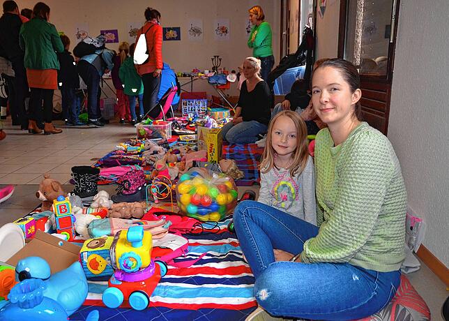 Emely und Julia Prawatschke sind überaus zufrieden mit ihren Geschäften auf dem Kinderflohmarkt.
