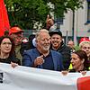 Die ZF-Beschäftigten zogen am Dienstagvormittag gemeinsam vor die Firmenzentrale. Angeführt wurde der Protestzug unter anderem von ...