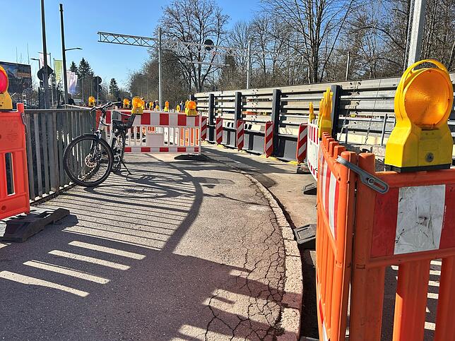 Auch Fußgänger und Radfahrer dürfen die Brigach wieder überqueren. Zwar im Zickzackkurs, aber es funktioniert.