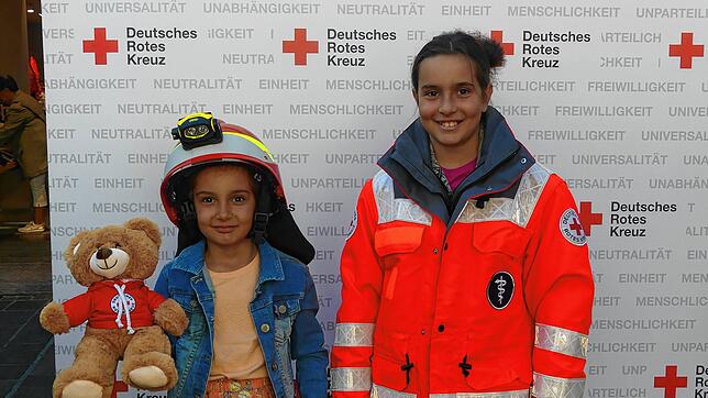 Amira und Emmaradia (rechts) sind einmal in die Einsatzkleidung des DRK geschlüpft