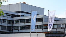 Für den Medizin Campus Bodensee mit seinen Kliniken in Friedrichshafen (im Bild) und Tettnang stehen nun entscheidende Tage an: Drei ...