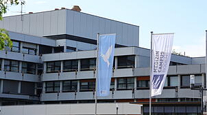 Für den Medizin Campus Bodensee mit seinen Kliniken in Friedrichshafen (im Bild) und Tettnang stehen nun entscheidende Tage an: Drei ...