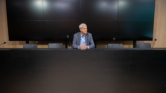 Wolfgang Gedeon, AfD-Politiker, sitzt bei einer Pressekonferenz an seinem Platz. Der Landesvorstand der Südwest-AfD unterstützt die ...