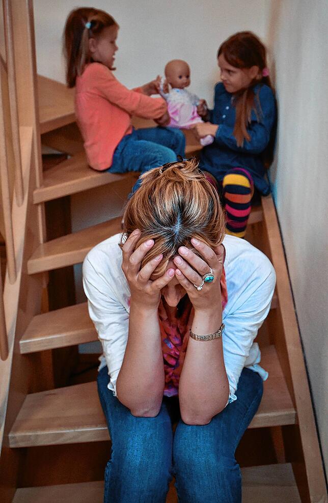 Auch überforderte Eltern bekommen Hilfe bei der psychologischen Beratungsstelle des Landkreises. Gestresst sitzt eine Mutter auf einer ...
