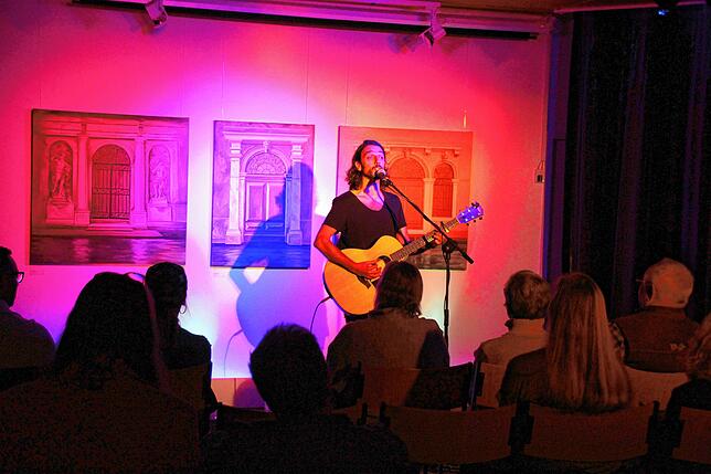 Der Singer-Songwriter Aljosha Konter war für zwei Konzerte in seiner alten Heimat unterwegs.