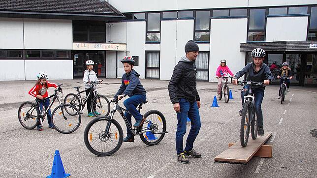 Die Kinder der Dom-Clemente-Schule üben den Umgang mit dem Rad. Doch die Schul-Fahrräder sind inzwischen in die Jahre gekommen und ...