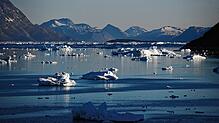 Eisberge schwimmen am  im Nuup Kangerlua-Fjord (Grönland), nachdem sie von einem Gletscher im Südwesten Grönlands abgebrochen sind. ...