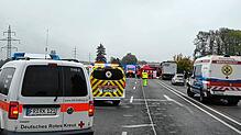 Ein Großaufgebot des DRK ist am Donnerstag, 9. Oktober, bei dem tödlichen Verkehrsunfall auf der B31 bei Löffingen im Einsatz.