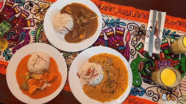 Der Mittagstisch im Restaurant Goa. Dreimal Reis &ndash; einmal mit Lamm (oben), einmal mit Hühnchen (links) und das vegetarische ...