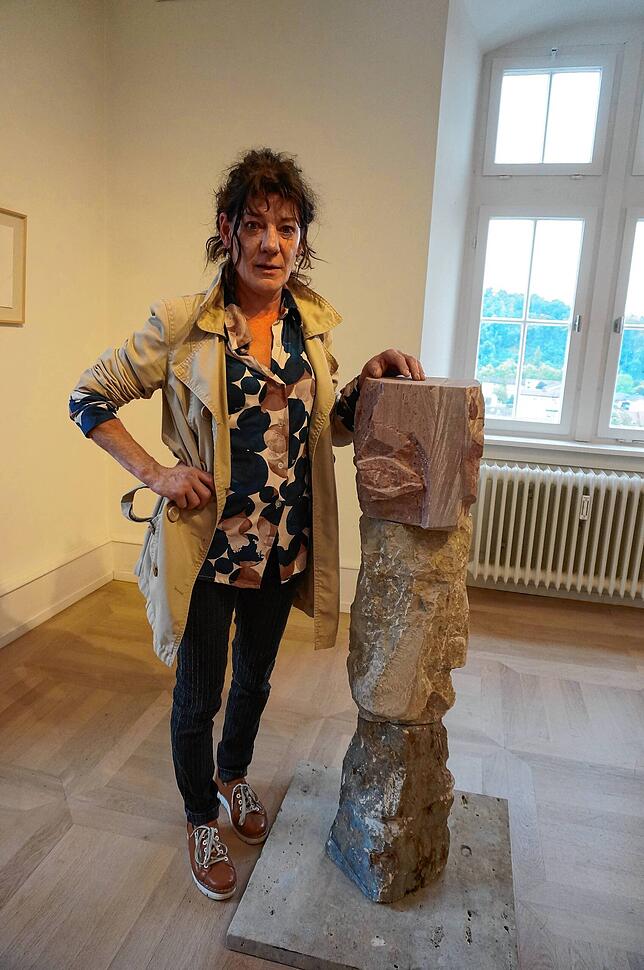 Irma Bucher mit ihrem Werk „Als Ganzes in Bewegung“.