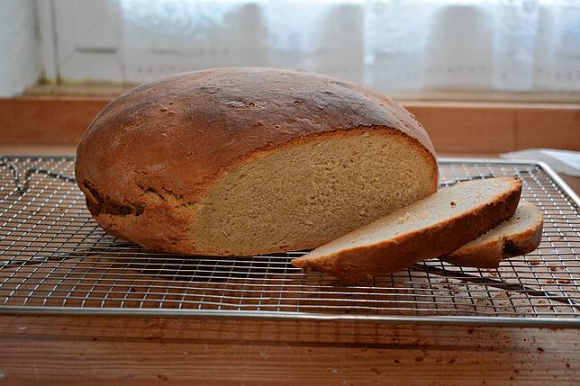 Nach 65 Minuten bei Ober- und Unterhitze war mein Brot nach dem Rezept Wolf-Rezept perfekt. Fest und feinporig. Beim zweiten Mal kann ...