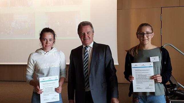 Umweltminister Franz Untersteller bei der Übergabe der Abschlusszertifikate an Annalena Huber und Dorothea Narr.