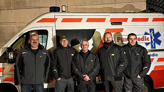 In Blumberg trifft sich Detlev Dillmann (Mitte) kurz vor Weihnachten mit einem kleinen Helferteam. Dort beladen sie einen Krankenwagen ...