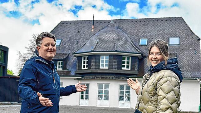 Herzlich willkommen: Hendrik und Sandra Fennel laden zu einem Besuch im „Seegut Zeppelin“, hier vor der sanierten Villa Gminder, am ...
