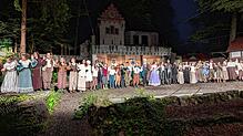 77 Kinder und Jugendliche stehen für Robin Hood auf der Waldbühne in Sigmaringendorf. Bei der Premiere am Samstagabend zeigen die ...