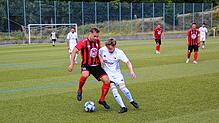 Der Bonndorfer Lukas Weishaar (links) im Duell mit Marius Storz von der SG Schwarzwald-Union. Storz erzielte den zweiten Treffer beim ...