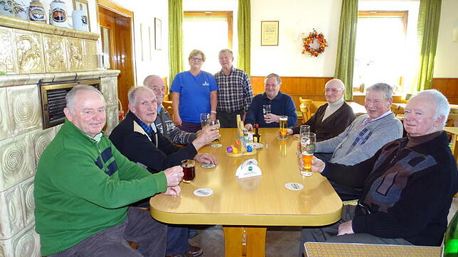 Sonntagvormittag im "Frieden" in Mottschieß: Die Wirtsleute Marie-Luise Baur und Ernst Munz (stehend von links) möchten auf den ...