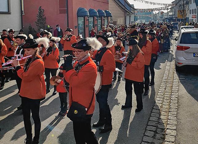 Bild 2: Bilder vom Umzug und Narrenbaumstellen in Ludwigshafen bei der Krone