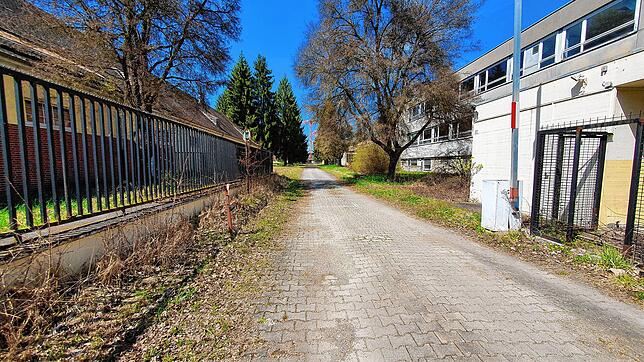 Der Schlagbaum ist offen. Hier geht es ins ehemalige Kasernengelände Mangin in Villingen. Trotz jahrelanger Planung ist von Bautätigkeit ...