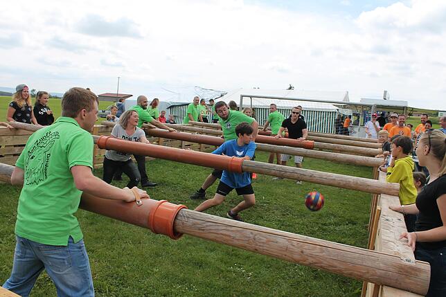 Sechs Mannschaften starten beim "Human-XXL-Kicker, einem überdimensionalen Tischfussballspiel mit menschlichen Akteuren.