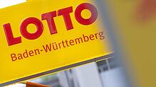 «Lotto Baden-Württemberg» steht auf einem Schild an einer Annahmestelle.