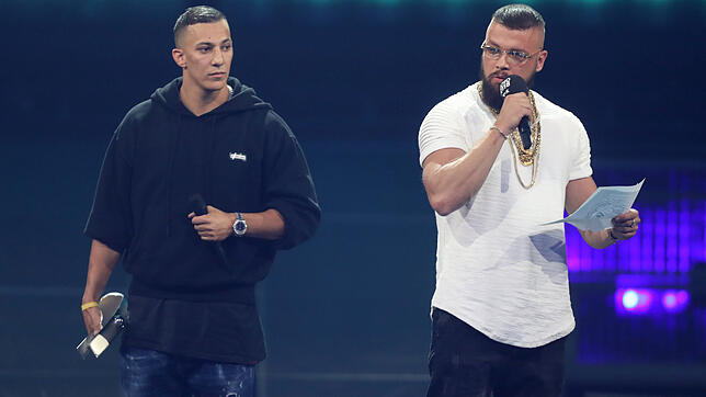 Kollegah (r) und Farid Bang erhalten den Echo Hip-Hop/Urban National bei der 27. Verleihung des Deutschen Musikpreises Echo. Die ...
