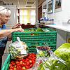 Auch Anita Hoffmann, Leiterin der Konstanzer Tafel, packt beim Sortieren der gespendeten Lebensmittel tatkräftig an.