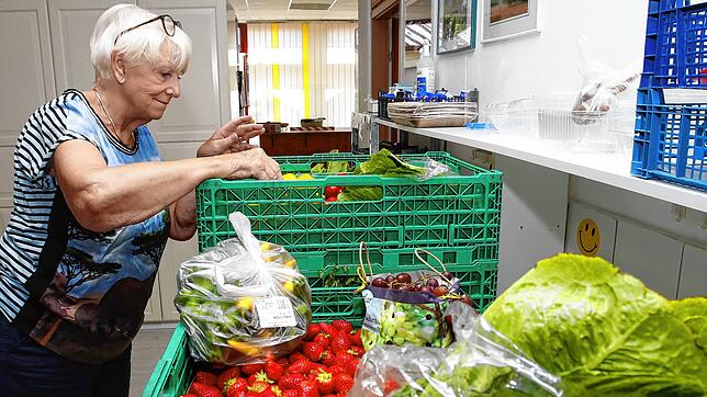 Auch Anita Hoffmann, Leiterin der Konstanzer Tafel, packt beim Sortieren der gespendeten Lebensmittel tatkräftig an.
