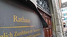 (Symbolbild) Aus dem Konstanzer Rathaus richten sich klare Worte des Oberbürgermeisters sowie des Baubürgermeisters in Richtung ...