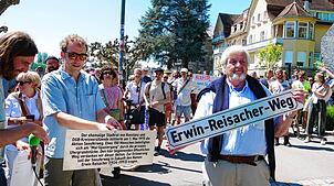 Florian Roth (l.) vom Jungen Forum Konstanz und Egenolf Löhr fordern die Umbenennung des Seeufer-Wegs in Erwin-Reisacher-Weg bei der ...