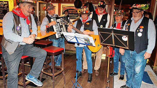 Stimmung pur. Die Stadtstreich(l)er bei Martini im Bräustüble 2022: Uli Früh (von links), Jürgen Dold, Silvie Wenzel, Clemens ...