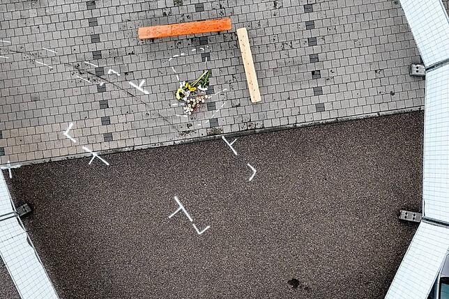 Der Parkplatz eines Supermarktes in der Criesbacher Straße, auf dem Blumen liegen und ein Bereich abgesperrt ist (Aufnahme mit einer ...