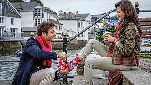 Ryan (Marc Schöttner) und Amy (Ruby O. Fee) kommen sich in "Rosamunde Pilcher: Nanny verzweifelt gesucht" näher.